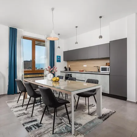 Molo Longo - Downtown