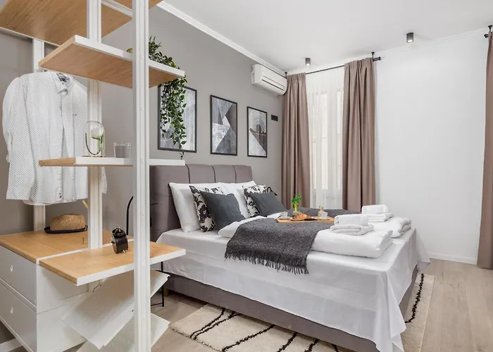 Molo Longo - Downtown *