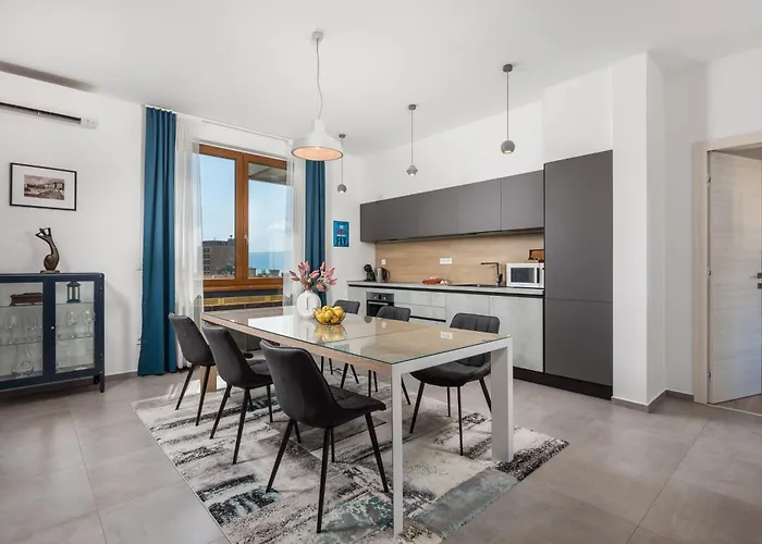 Molo Longo - Downtown